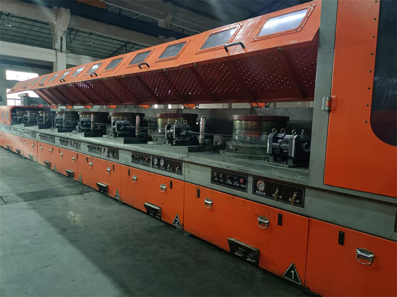 使用四軸砂帶機(jī)+輥模生產(chǎn)低碳鋼絲 Operation on four-axis belt grinder + Roller mould producing low carbon steel wire